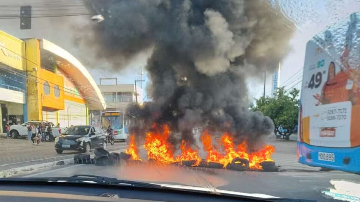 Moradores bloqueiam avenida São Luís Rei de França em São Luís