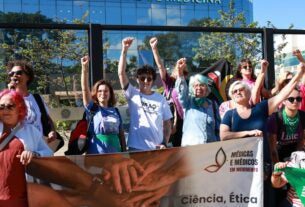 Mulheres protestam contra norma do CFM sobre assistolia fetal