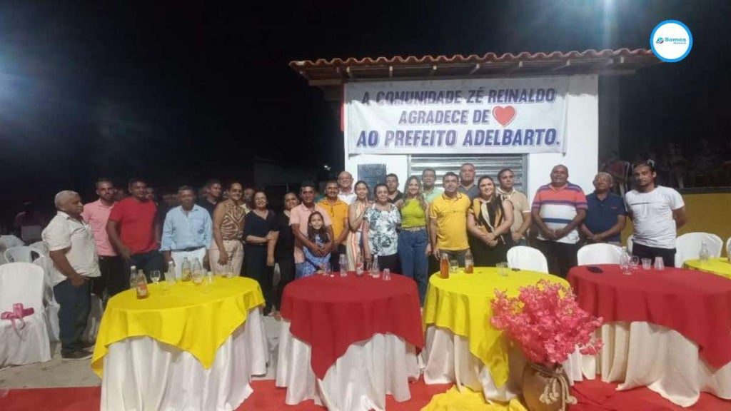 Prefeito Adelbarto Santos entrega praça e quadra d