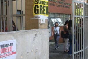 Docentes universitários em greve avaliam proposta do governo