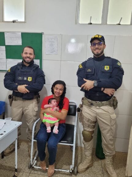 PRF no Piauí salva bebê de 1 mês com asfixia por engasgo