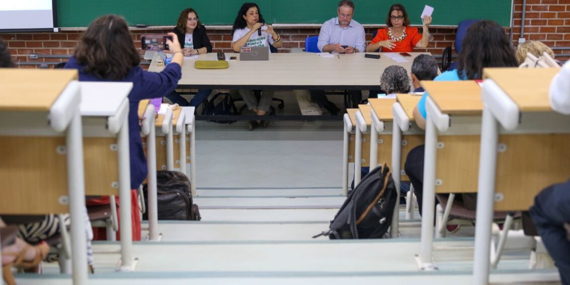 Professores e técnicos de universidades assinam acordo com o governo