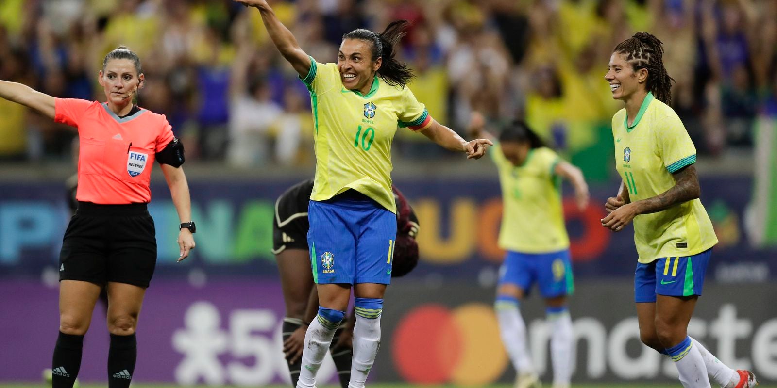 Renovada, seleção feminina goleia Jamaica na Arena Pernambuco