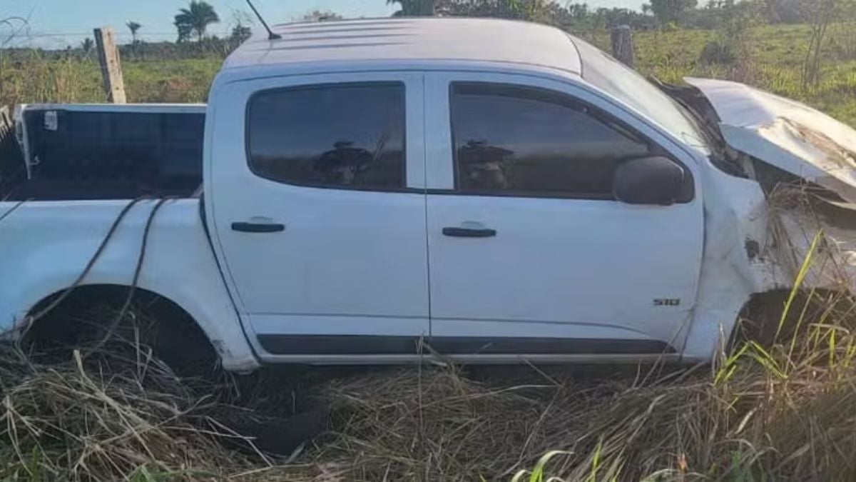 pneu de caminhonete estoura e veículo capota com 04 ocupantes