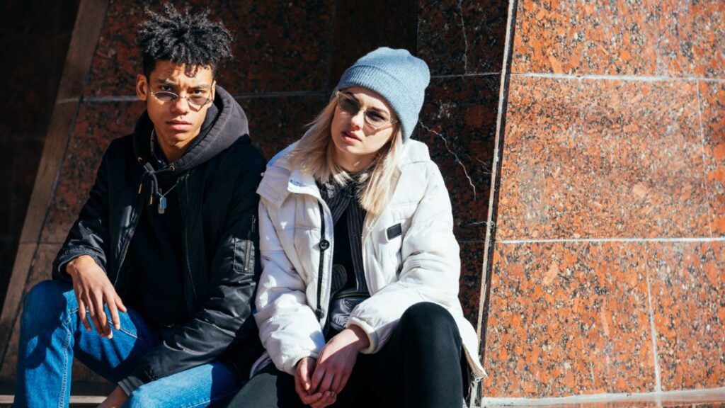 Confira looks com jaqueta puffer e aprenda a usar essa tendência