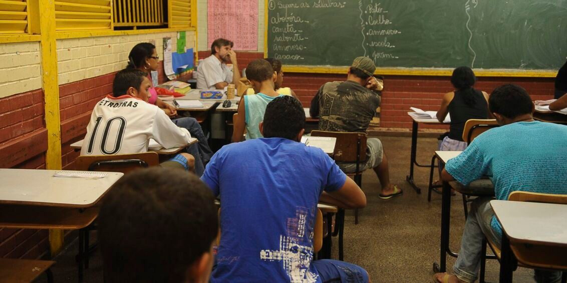 MEC cria programa de apoio a escolas públicas com aulas noturnas