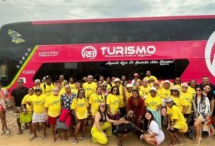 idosos de amarante em passeio pelo litoral do piauí