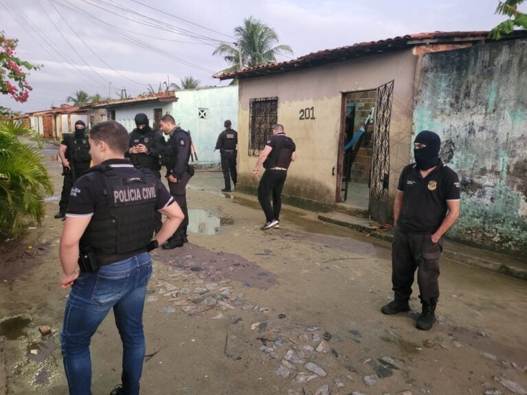 Cinco suspeitos por envolvimento em crimes são presos pela PCCE em Cascavel e em Fortaleza