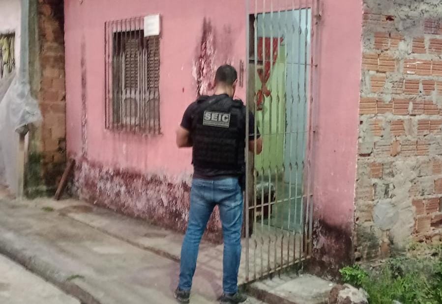 EM SÃO LUÍS, POLÍCIA CIVIL PRENDE MULHER INTEGRANTE DE FACÇÃO CRIMINOSA; A PRESA TAMBÉM É ACUSADA POR TRÁFICO DE DROGAS