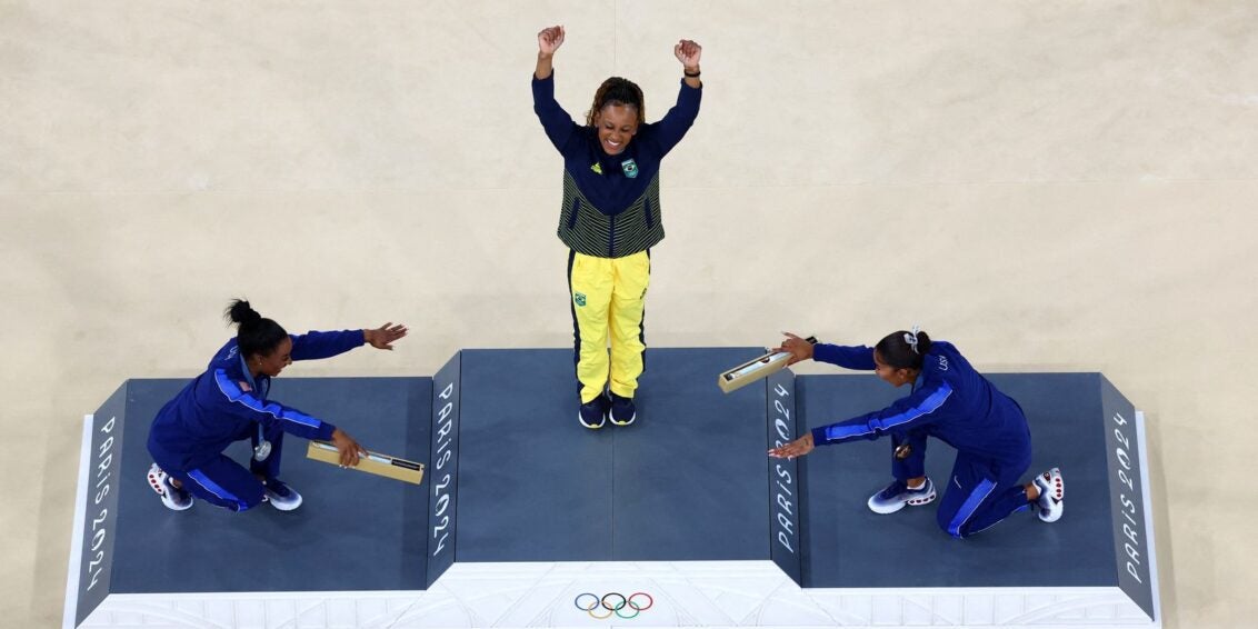 Rebeca é ouro no solo e vira maior medalhista olímpica do Brasil