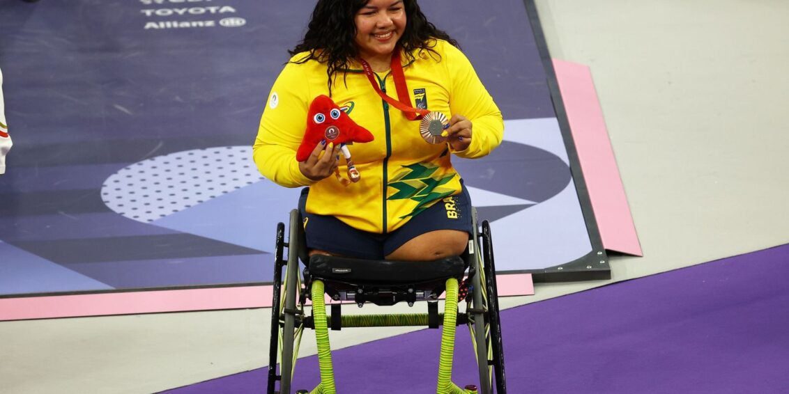 Maria de Fátima Castro levanta 133 quilos para ganhar bronze em Paris