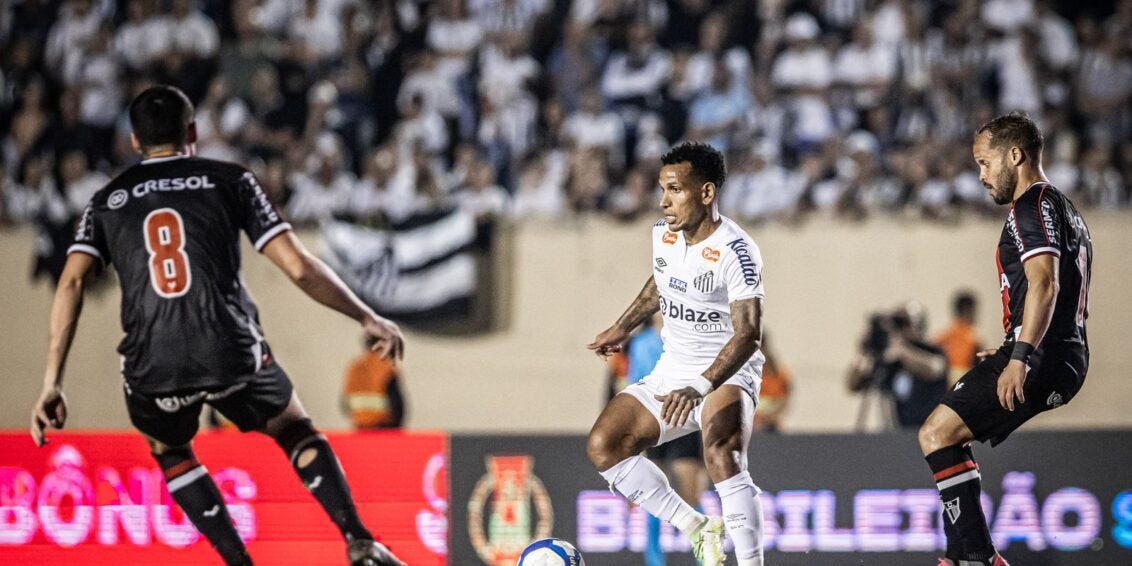 Tentando se aproximar da liderança, Santos visita o Botafogo-SP