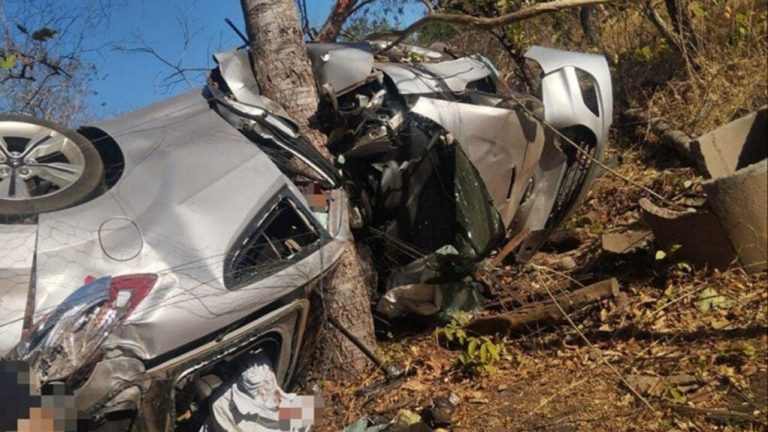Homem morre e três pessoas ficam gravemente feridas após veículo colidir com árvore em Gilbués