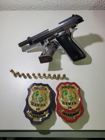 PCCE captura suspeito em flagrante com arma de fogo e apreende adolescente em Fortaleza