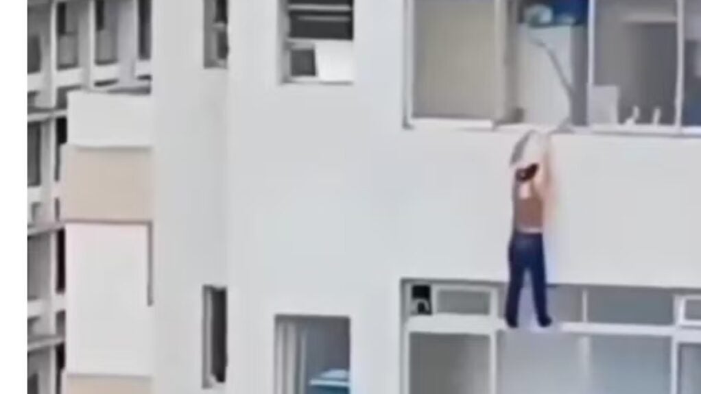 Mulher escorrega e fica pendurada em janela de prédio no Guarujá