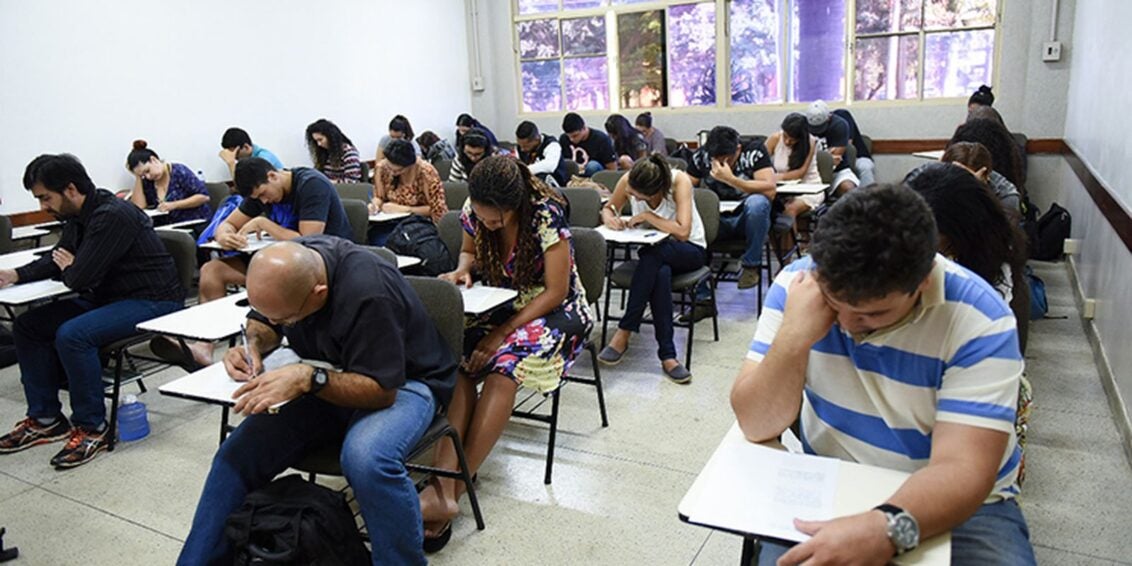 Estudantes fazem a prova do Enade neste domingo