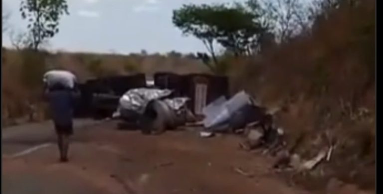 Populares levam carga de feijão derramada após acidente com carreta em Cristalândia do Piauí