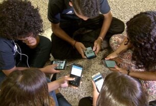 “Nem no recreio”: pesquisadores da educação criticam celular na escola