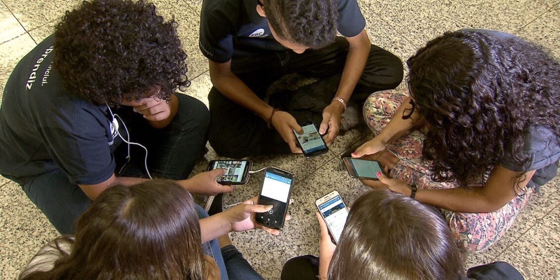 “Nem no recreio”: pesquisadores da educação criticam celular na escola