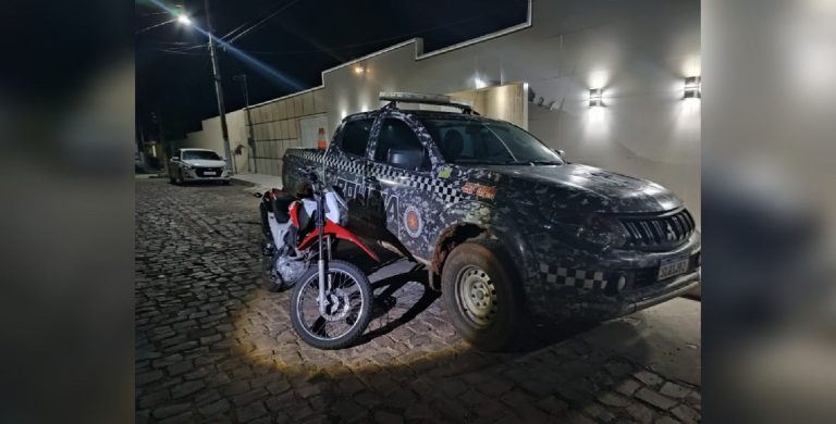 Força Tática do 20º BPM apreende moto com restrição de roubo/furto em Curral Novo do Piauí