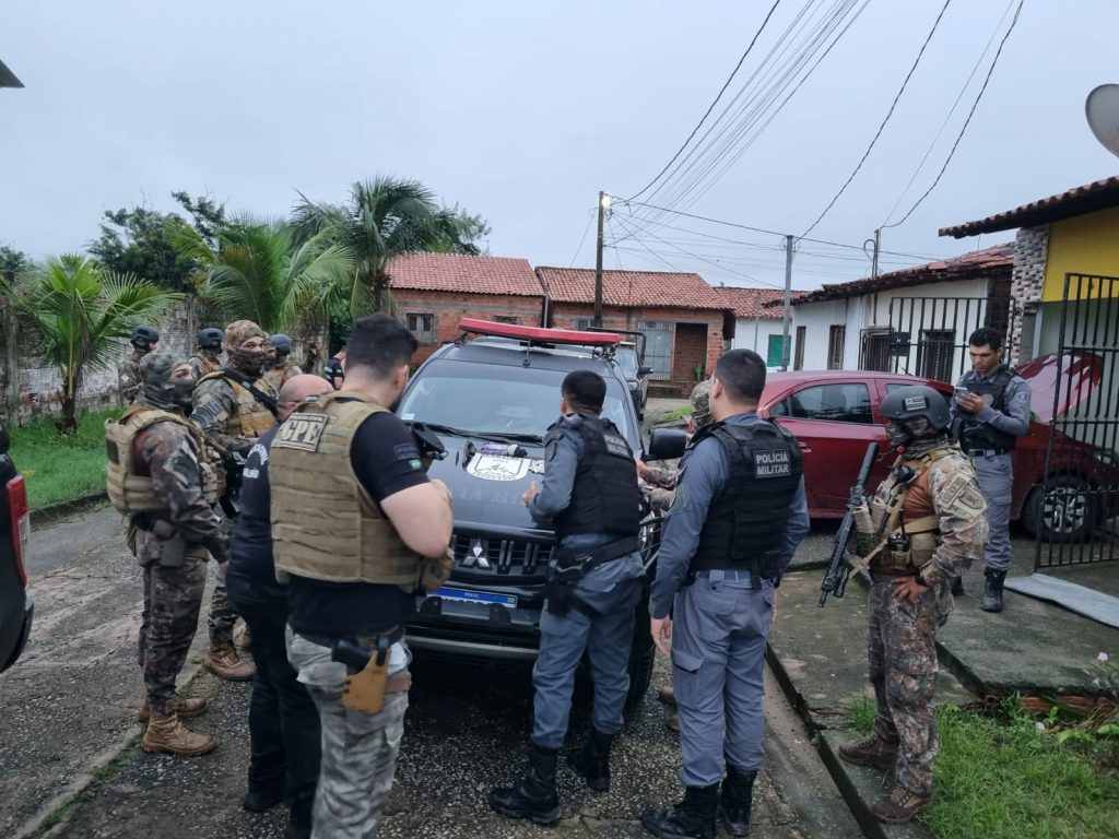 OPERAÇÃO POLICIAL PRENDE DUAS PESSOAS EM FLAGRANTE E APREENDE ARMAS DE FOGO E DROGAS EM ARARI