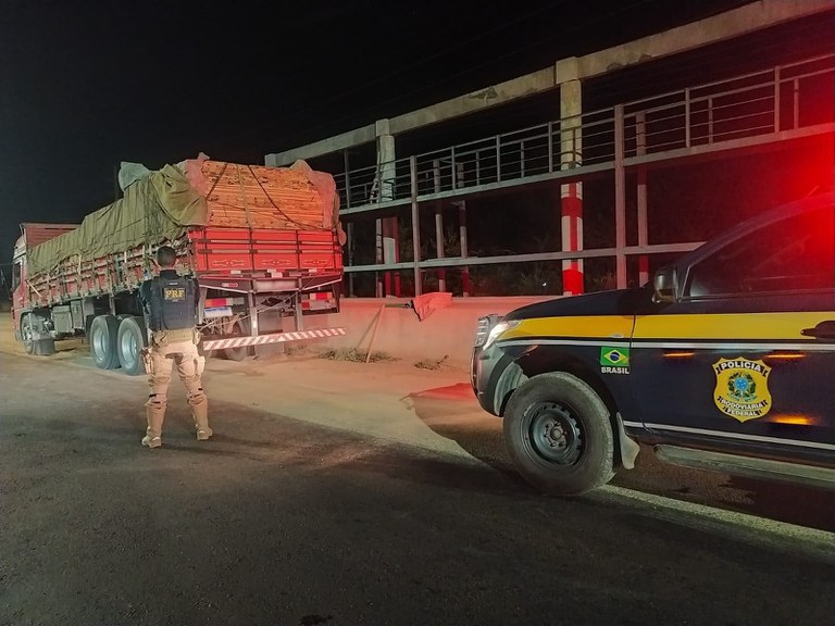Operação da PRF apreende mais de 150m³ de madeira transportada de maneira irregular em diversos pontos da BR 316 no Piauí.jpg
