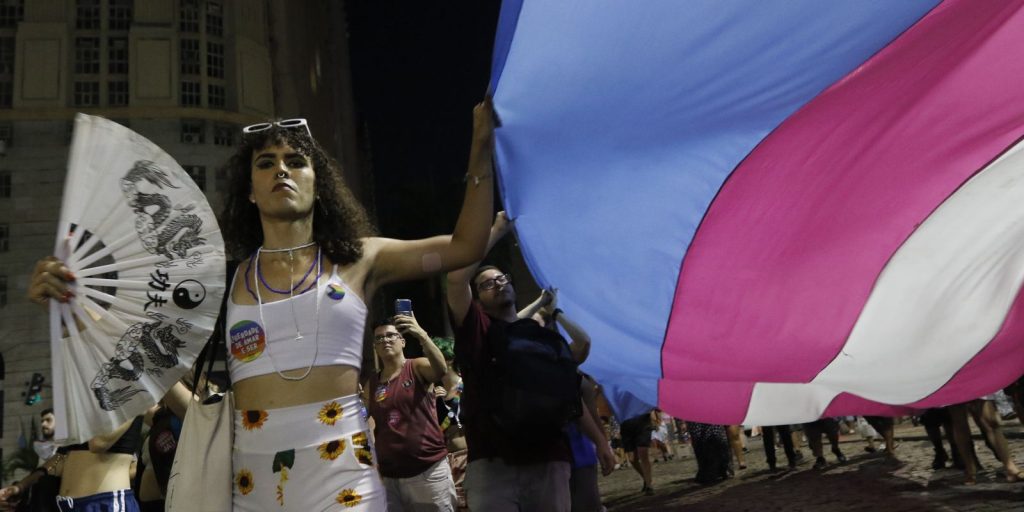 População trans se opõe à nova idade mínima para terapia hormonal