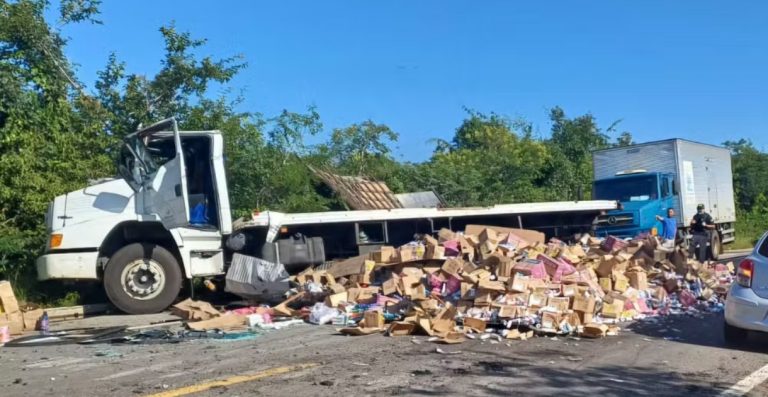 Pneu estoura e caminhão tomba, deixando carga derramada e pista interditada no Piauí