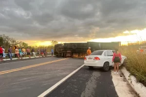 BR-343 interditada caminhão eletrônicos