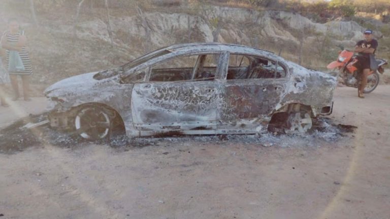 Honda Civic pega fogo após colisão contra um poste no interior do Piauí