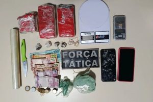 Mulher de 28 anos é presa em Valença do Piauí suspeita de tráfico de drogas. Maconha, crack e cocaína foram apreendidos em sua residência.