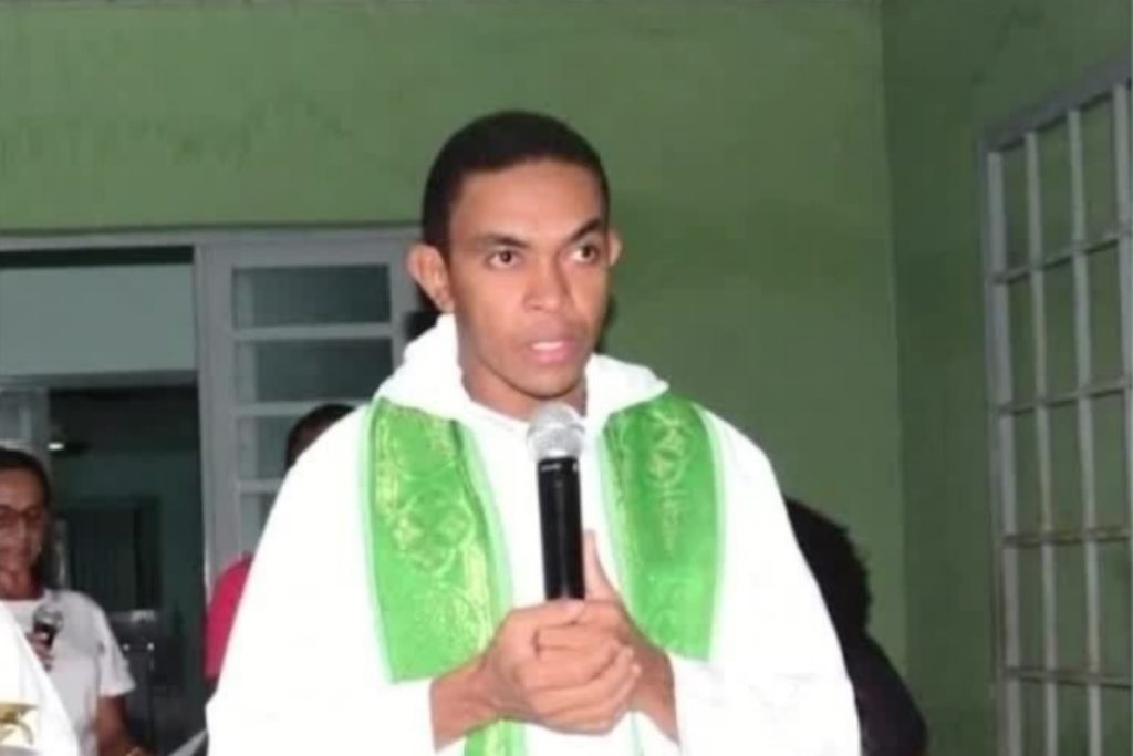 padre Vinícius renuncia Floriano
