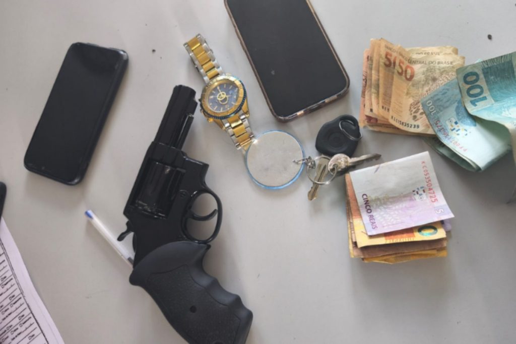 Três homens detidos e arma apreendida em Teresina