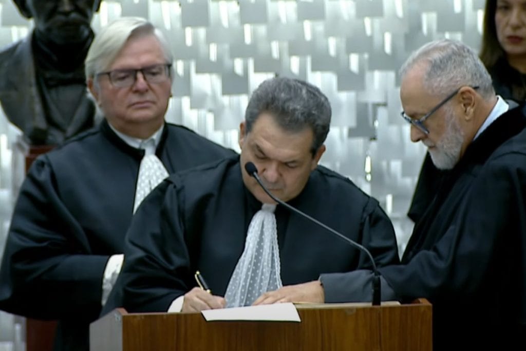 Piauiense toma posse como ministro do STJ em Brasília
