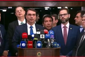 Flávio Bolsonaro pede suspensão de julgamento e investigação