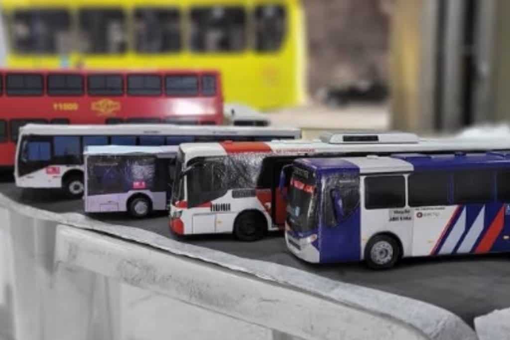 coleçao de miniaturas de ônibus