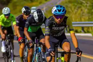 Ciclista juvenil Igor Luiz em competição de estrada, vestindo uniforme de corrida.