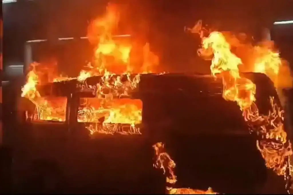 kombi sendo consumida pelo fogo