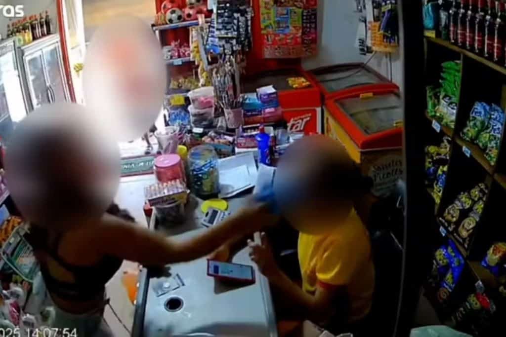 Mãe agride atendente com chinelada no rosto no Maranhão