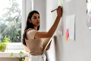 especialista explicando sobre alcançar metas