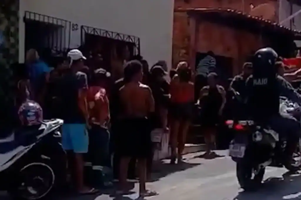 Policial militar de motocicleta isola área do acidente fatal no bairro Redenção, em São Luís.