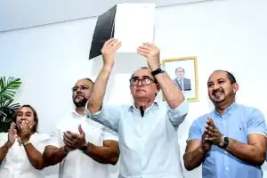 Prefeito de Floriano assina edital do concurso 2025 ao lado de assessores.