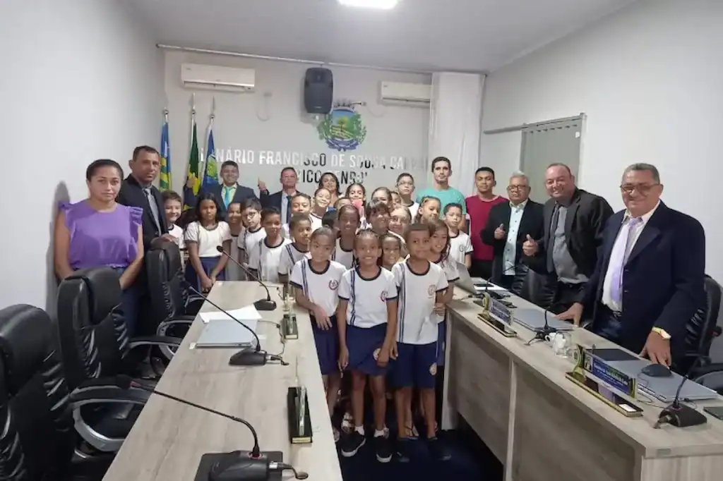 Alunos, professores e vereadores após a sessão na câmara de pajeú do piauí