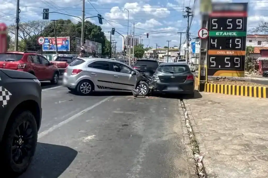 Foto da colisão envolvendo três carros parados no asfalto em Teresina