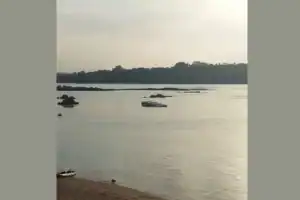 Destroços de ônibus parcialmente submerso no Rio Tocantins