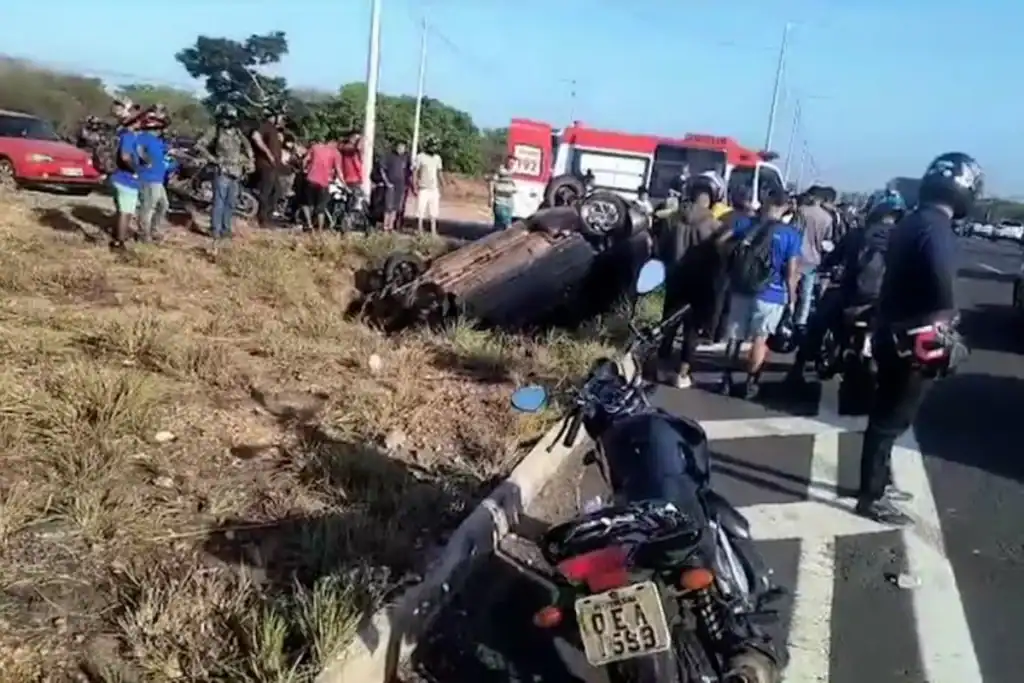 Carro capotado na beira da BR-316 após acidente na zona sul de Teresina.