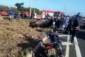Carro capotado na beira da BR-316 após acidente na zona sul de Teresina.