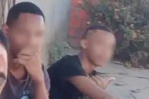 Imagem desfocada dos rostos de Welisson Ferreira e Victor Bruno, adolescentes vítimas de execução