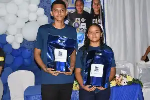 Alunos do CTE de Amarante com professores e funcionários recebem premiação em olimpíada das cooperativas do Piauí