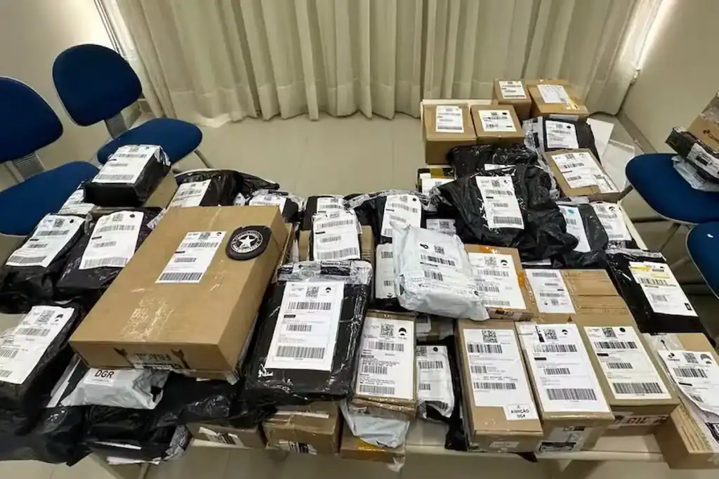 Caixas de encomendas e produtos eletrônicos apreendidos pela Receita Federal no Maranhão.
